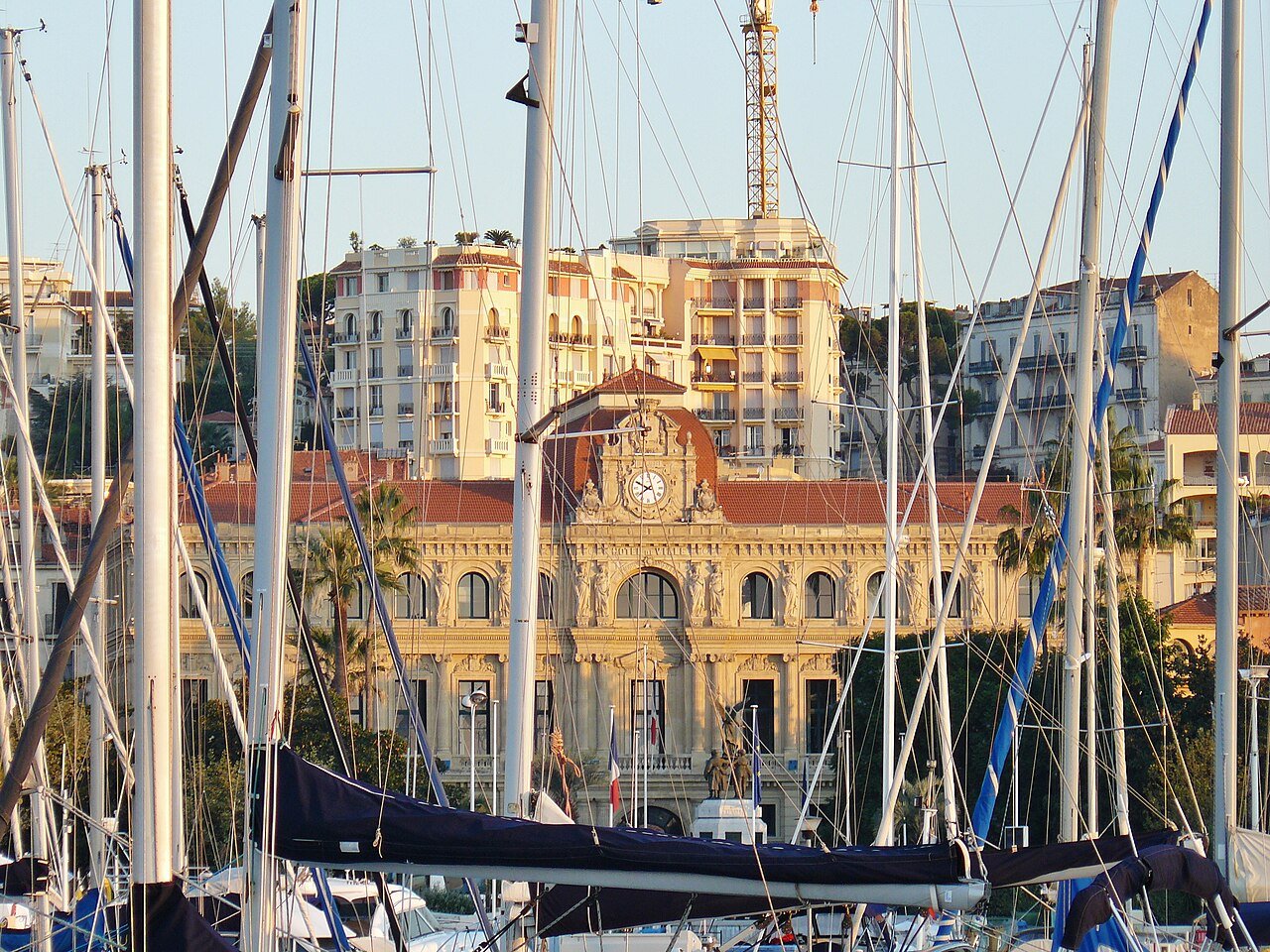 Façade de l'hôtel de ville de Cannes, exemple de mairie française